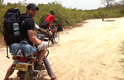 Michael Thormann auf einem Motorrad im Senegal, Afrika