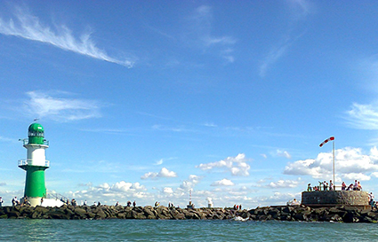 Grüner Leuchtturm der Westmole von Rostock Warnemünde, aufgenommen von Michael Thormann