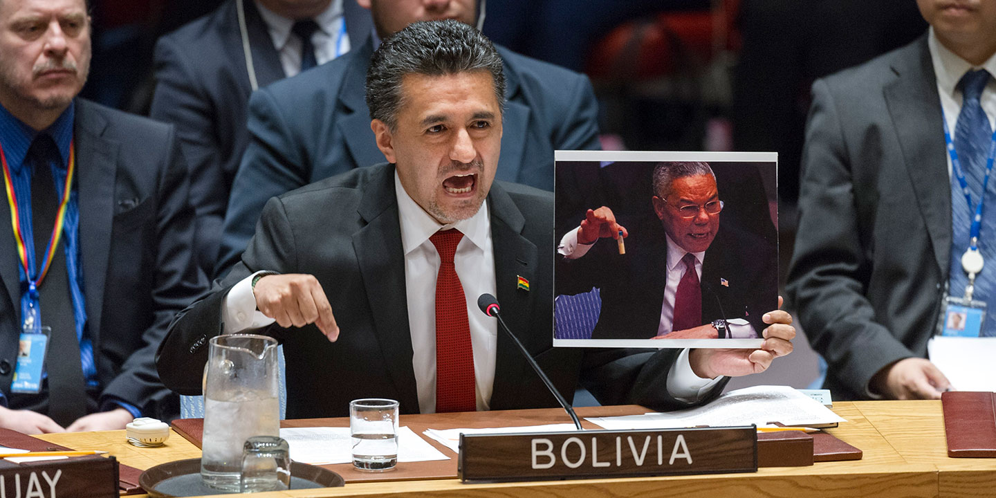 Der bolivianische UN-Botschafter Sacha Lorenti kritisiert den US-Angriff und erinnert mit einem Bild im UN-Sicherheitsrat am 07.04.2017 an die Lüge des damaligen US-Außenministers Powell im gleichen Saal über vermeintliche Massenvernichtungswaffen im Irak.
